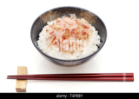 Japanische Katuobushi mit gekochtem Reis auf weißem Hintergrund Stockfoto