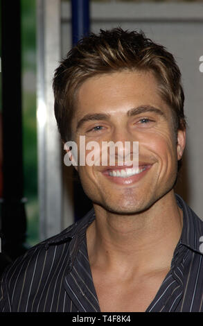 LOS ANGELES, Ca. April 14, 2004: Schauspieler ERIC WINTER am Los Angeles Premiere von 13 auf 30. Stockfoto