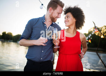 Glücklich lächelnde Paar in Liebe das Tanzen und Flirten Stockfoto