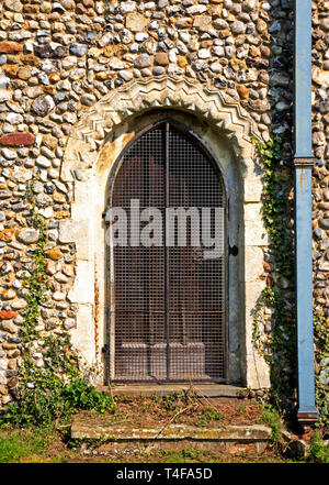 Ein Blick auf eine Normannische arch an der Südwand der Pfarrkirche St. Margaret auf Cantley, Norfolk, England, Vereinigtes Königreich, Europa. Stockfoto