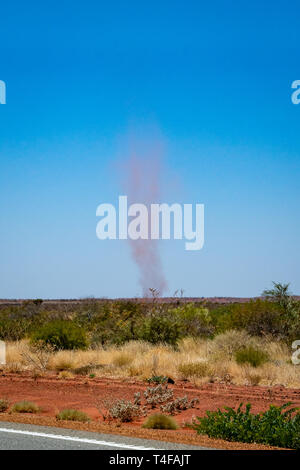 Big landspout Wirbelwind sand tornado Staub Teufel in der Australischen Dessert Stockfoto