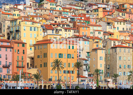 Frankreich, Alpes Maritimes, Menton, Altstadt, bunten Häuserfassaden // Frankreich, Alpes-Maritimes (06), Menton, Vieille ville, Fassaden colorées de Maiso Stockfoto