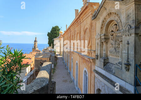 Frankreich, Alpes Maritimes, Menton, Marine Friedhof des Alten Schlosses und Saint Michel Archange Glockenturm der Basilika im Hintergrund // Frankreich, Alpes-M Stockfoto