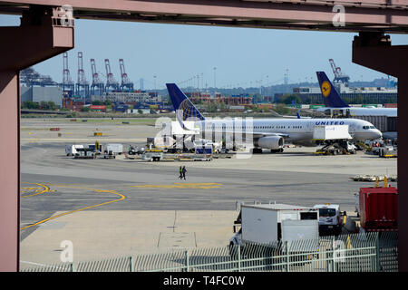 USA, New York City, Newark Airport, Boeing von United Airlines am Tor Stockfoto