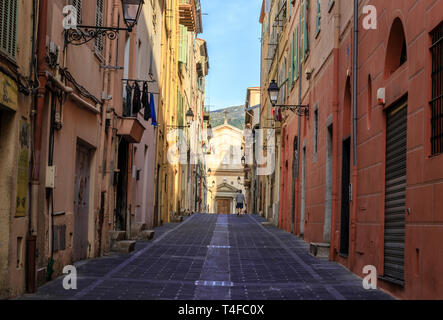 Frankreich, Alpes Maritimes, Menton, der rue Longue in der Altstadt // Frankreich, Alpes-Maritimes (06), Menton, la rue Longue dans la Vieille ville Stockfoto