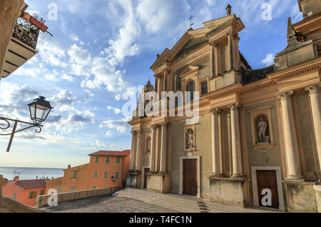 Frankreich, Alpes Maritimes, Menton, Saint Michel Platz und Saint Michel Archange Basilika // Frankreich, Alpes-Maritimes (06), Menton, parvis Saint-Michel e Stockfoto