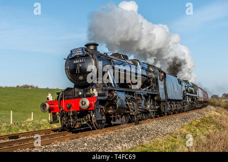 Doppelte überschrift Steam Train unter der Leitung von einem Schwarzen 5 48151 und der britischen Indien Leitung 35018 nachgestellte nach Clapham in den Yorkshire Dales Stockfoto