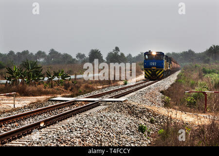 Rail & Port Operations für die Verwaltung und den Transport von Eisenerz. Mehr Zug auf begradigt und manipuliert Rail Track line Kurve - so die Reisezeit. Stockfoto