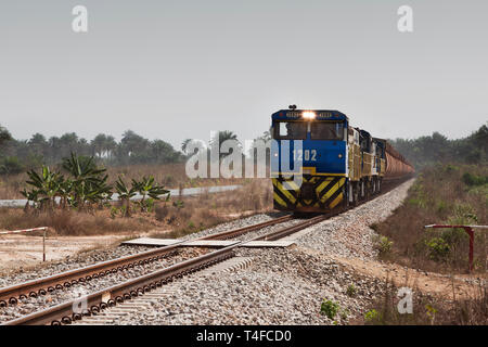 Rail & Port Operations für die Verwaltung und den Transport von Eisenerz. Mehr Zug auf begradigt und manipuliert Rail Track line Kurve - so die Reisezeit. Stockfoto