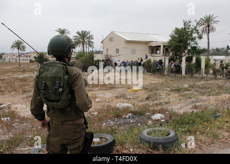 Der israelische Soldat des Bataillons Lavi HaBik'a, das im südlichen Jordantal tätig ist, steht Wache, wenn jüdische Besucher das von Palästinensern erbaute Haus über den Resten der alten Shalom Al Yisrael-Synagoge betreten, Aus dem späten 6th. Oder frühen 7th. Jahrhundert u.Z. in der Stadt von der Westbank von Jerusalem Stockfoto