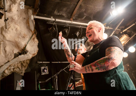 Norwegen, Bergen-Marts 23, 2019. Die britische Band Armee von Motten führt ein Live Konzert in Hulen in Bergen. (Foto: Gonzales Foto - Jarle H. Moe). Stockfoto