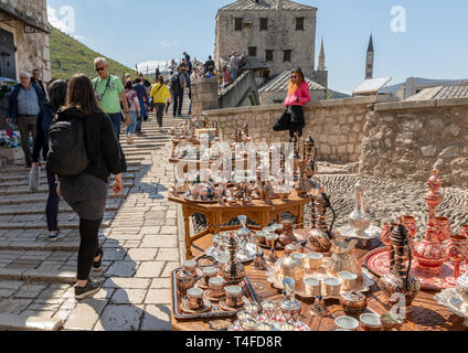Mostar, Bosnien und Herzegowina - April 2019: Mostar Altstadt. Touristen am Markt durch die berühmte Brücke Stari Most. Stockfoto