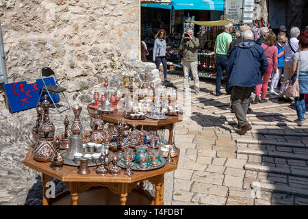 Mostar, Bosnien und Herzegowina - April 2019: Mostar Altstadt. Touristen und souvernirs am Markt. Stockfoto