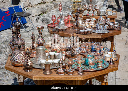 Mostar, Bosnien und Herzegowina - April 2019: Mostar Altstadt. Tabellen mit dekorativen souvernirs am Markt. Stockfoto