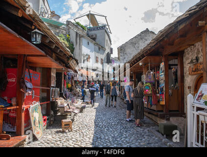 Mostar, Bosnien und Herzegowina - April 2019: Mostar Altstadt. Touristen an der Market Street. Stockfoto