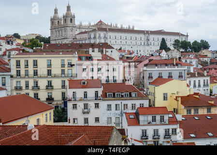 Luftaufnahme von miradouro das Portas Sol im Stadtteil Alfama von Lissabon, Portugal. Kloster von Sao Vicente de Fora auf Hintergrund Stockfoto