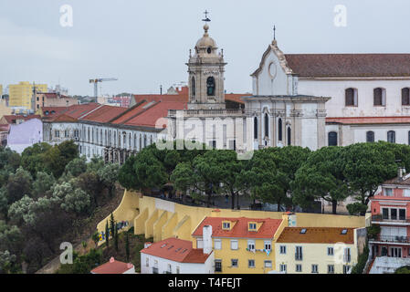 Luftaufnahme von Castelo de Sao Jorge Aussichtspunkt im Stadtzentrum von Lissabon, Portugal mit Graca Kirche und Kloster Stockfoto