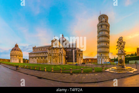 Die Kathedrale von Pisa mit dem Schiefen Turm von Pisa auf der Piazza dei Miracoli in Pisa, Toskana, Italien. Stockfoto