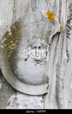 Detail der Römischen bas-relief an der Vorderseite des Geflügelten Sieg auf der Seite der Statue entfernt - Ostia Antica - Italien Stockfoto