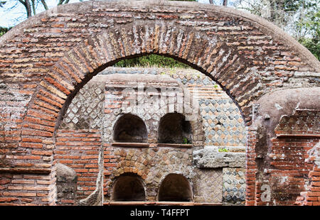 Römische Nekropole columbarium Gräber in Ostia Antica Ruinen und Blick auf den Arch, Rom - Italien Stockfoto