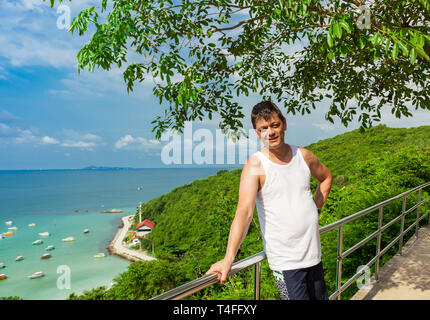 Ein Mann, der an einem Aussichtspunkt auf der Insel Koh Larn Stockfoto