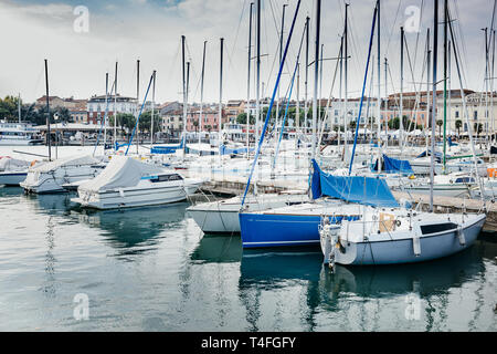 Enge Marine Yacht parken in ruhigem Wasser auf hellen, sonnigen Tag. Segelboote und Yachten parken und Wasser Reflexion am Gardasee, Italien. Stockfoto