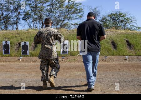 Mitchell Tynanes, Ewa Nachbarschaft Brett Stuhl, geht sein Schuss Gruppierungen nach dem Einlegen eines simulierten Ziel zu prüfen, Pu'uloa Bereich Training Service, Marine Corps Base Hawaii (MCBH), 8.April 2019. Die Tour von Pu'uloa Bereich Training Service wurde auf Hawaii State Gesetzgeber Councilmember Ron Menor, councilmember Kymberly Kiefer, Sen. Kurt Fevella, Sen. Mike Gabbard, Rep. Rida Cabanilla Arakawa, Bob McDermott, und Ewa Beach Neighborhood-Vorsitzender Mitchell Tynanis zur Verfügung gestellt. Während der Begehung, MCBH Führung diskutiert und präsentiert Marine Corps Treffsicherheit Ausbildung, Gemeinschaft Partnerschaften Stockfoto