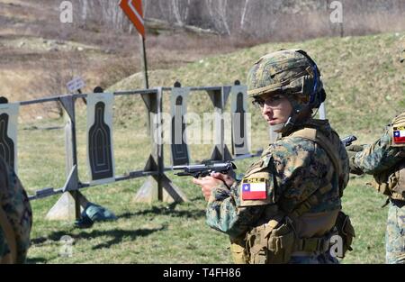 Ein chilenischer Cadet aus dem Bernardo O'Higgins militärische Schule, Chile, nimmt teil an einem M9 Pistole Bereich in der Vorbereitung für den 51. Sandhurst militärischen Fähigkeiten Konkurrenz in West Point, New York, April 12-13. Sandhurst, einem führenden internationalen militärischen Akademie Wettbewerb, der in 1967 anfing, ist ein zweitägiges, etwa 30 km langen Kurs mit individuellen und Squad gefüllt - Ereignisse, die militärische Excellence zukünftiger Führungskräfte in der ganzen Welt zu fördern. In diesem Jahr 49 Teams aus mehr als einem Dutzend Ländern am Wettbewerb teilnehmen, mit zwei ersten Teams aus Dänemark und Gr Stockfoto