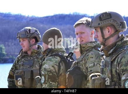 Der U.S. Coast Guard Academy Kadetten, Connecticut, Standby vor dem Training auf einem Zodiac® Lightweight Boot in der Vorbereitung für den 51. Sandhurst militärischen Fähigkeiten Konkurrenz in West Point, New York, April 12-13. Sandhurst, einem führenden internationalen militärischen Akademie Wettbewerb, der in 1967 anfing, ist ein zweitägiges, etwa 30 km langen Kurs mit individuellen und Squad gefüllt - Ereignisse, die militärische Excellence zukünftiger Führungskräfte in der ganzen Welt zu fördern. In diesem Jahr 49 Teams aus mehr als einem Dutzend Ländern am Wettbewerb teilnehmen, mit zwei ersten Teams aus Dänemark und Gre-Wettbewerb Stockfoto