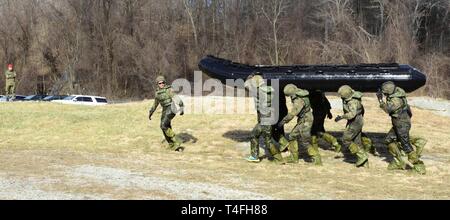 Deutsche militärische Kadetten Praxis mit einem Zodiac® Schlauchboot während der Ausbildung an der U.S. Military Academy, West Point, New York, in der Vorbereitung für den 51. Sandhurst militärischen Fähigkeiten Konkurrenz, April 12-13. Sandhurst, einem führenden internationalen militärischen Akademie Wettbewerb, der in 1967 anfing, ist ein zweitägiges, etwa 30 km langen Kurs mit individuellen und Squad gefüllt - Ereignisse, die militärische Excellence zukünftiger Führungskräfte in der ganzen Welt zu fördern. In diesem Jahr 49 Teams aus mehr als einem Dutzend Ländern am Wettbewerb teilnehmen, mit zwei ersten Mannschaften von konkurrierenden Stockfoto