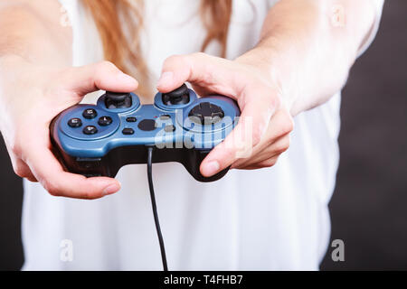 Spiele Konzept. Teil Körper Mann mit Joystick spielen Spiel auf Konsole Playstation. Männliche Hände halten grau Pad. Stockfoto