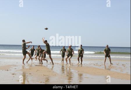 Lissabon, PORTGUAL (26. März 2019) - US-Marines mit dem 22 Marine Expeditionary Unit und portugiesischen Fuzileiros Fussball spielen am Strand, während Sie eine Pause vom Training während der Anweisung Übung (INSTREX) in Lissabon, Portugal, Jan. 26, 2019. Elemente aus dem 22. MEU an INSTREX um Bekämpfung der Bereitschaft zu unterstützen, führen die amphibischen Operationen, Interoperabilität demonstrieren und ein starker Partner Beziehung mit einem NATO-Verbündeten fort. Die San Antonio-Klasse amphibious Transport dock Schiff USS Arlington (LPD-24) ist eine geplante Implementierung als Teil der 22 MEU und Stockfoto