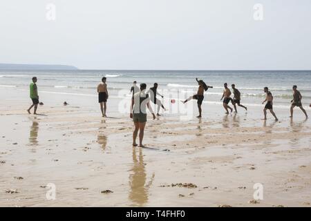 Lissabon, PORTGUAL (26. März 2019) - US-Marines mit dem 22 Marine Expeditionary Unit und portugiesischen Fuzileiros spielen Fußball am Strand, während Sie eine Pause vom Training während der Anweisung Übung (INSTREX) in Lissabon, Portugal, Jan. 26, 2019. Elemente aus dem 22. MEU an INSTREX um Bekämpfung der Bereitschaft zu unterstützen, führen die amphibischen Operationen, Interoperabilität demonstrieren und ein starker Partner Beziehung mit einem NATO-Verbündeten fort. Die San Antonio-Klasse amphibious Transport dock Schiff USS Arlington (LPD-24) ist eine geplante Implementierung als Teil der 22 MEU und t Stockfoto