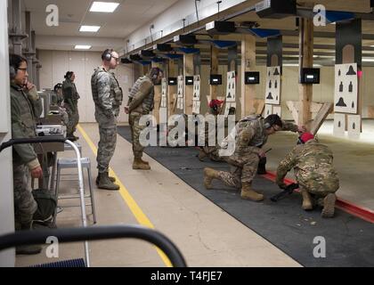 Combat Arms Ausbilder mit der 509Th Security Forces Squadron helfen Flieger null ihren eisernen Sehenswürdigkeiten und M68 Close Combat Optik um sie darauf vorzubereiten, mit dem M-4 Karabiner am 1. April 2019 zu qualifizieren, an der 509th SFS Schießstand an Whiteman Air Force Base, Missouri. In der Nullstellung und qualifizieren, die Flieger geschaltet und zwischen über die Back-up-Bügeleisen Sehenswürdigkeiten und der M 68 CCO, so dass Sie kompetent und sicher mit entweder einer werden. Stockfoto