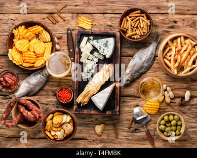 Große Auswahl an Snacks für Bier. Satz von Käse, Fisch, Pommes und Snacks. Auswahl essen Stockfoto