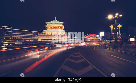 Xian Bell Tower bei Nacht, Langzeitbelichtung mit Auto Lichter Titel, Farbe Tonen angewendet, China. Stockfoto