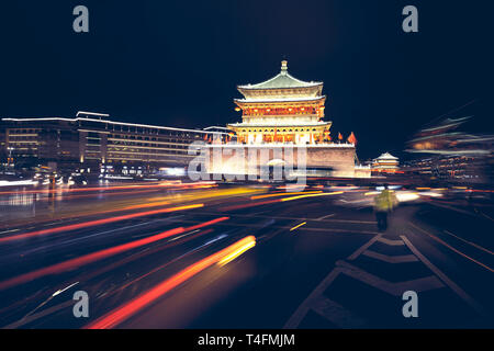 Xian Bell Tower bei Nacht, Langzeitbelichtung mit Auto Lichter Titel, Farbe Tonen angewendet, China. Stockfoto