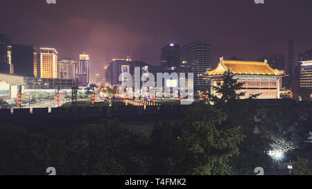 Xian Skyline mit Stadtmauer in der Nacht, Farbe getonte Bild, China. Stockfoto