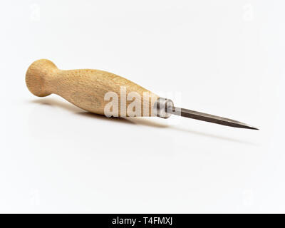 Zusammenfügen von Awl. Leder Arbeitsinstrument auf weißem Hintergrund. Stockfoto