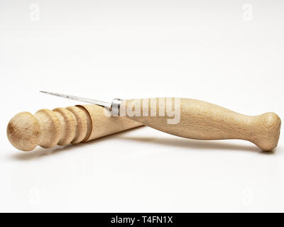 Verwendet stitching awl und Polierer. Leder Werkzeuge auf weißem Hintergrund. Stockfoto