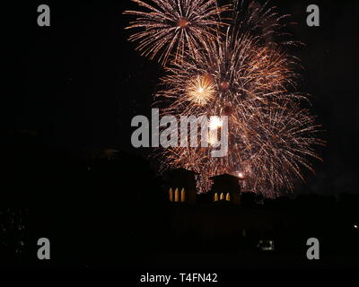 Gigantische Feuerwerk mit Morgenländischer Bau Stockfoto