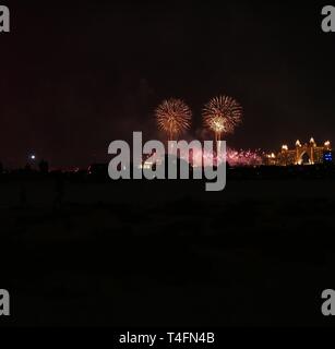 Feuerwerk Sterne über der Bucht mit Hotel im Hintergrund Stockfoto