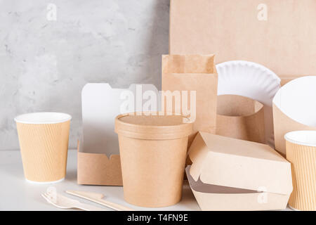 Umweltfreundliches Einweggeschirr. Pappbecher, Geschirr, Tasche, Fast food Container und bambus holz- Besteck. recycling Konzept Stockfoto