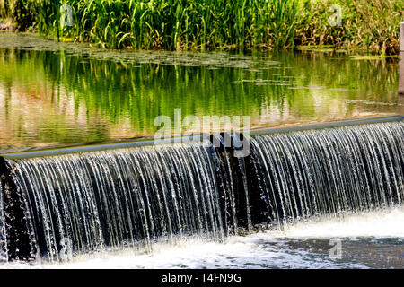 Wasserkaskade Streaming von kleinen Damm, die Einsparung von Wasser ökologie Konzept. Seoul, Südkorea Stockfoto