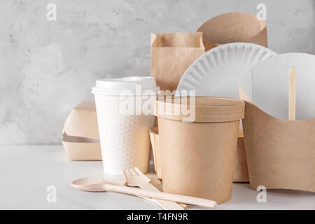 Umweltfreundliches Einweggeschirr aus Bambus Holz und Papier auf weißem Hintergrund. Drapiert, Löffel, Gabel, Messer, Platte mit Pappbechern. Recycling Stockfoto