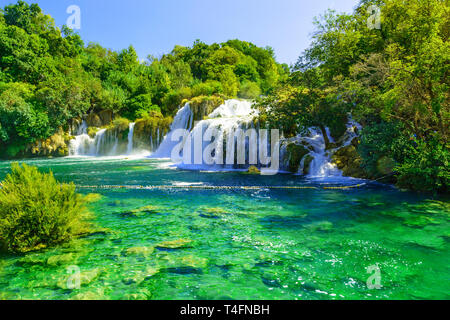 Wasserfälle im Nationalpark Krka, Dalmatien, Kroatien im sonnigen Tag Stockfoto