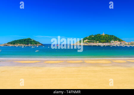 Strand La Concha mit niemand in San Sebastian Donostia, Spanien. Besten europäischen Strand im sonnigen Tag. Reiseziel. Stockfoto