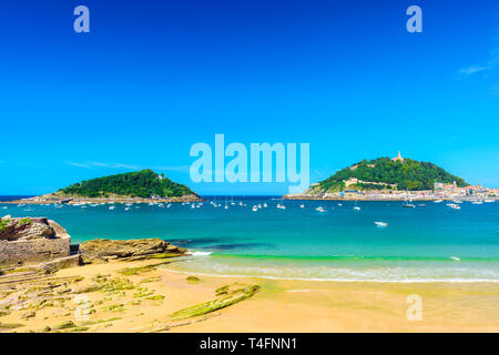 Schönen Strand La Concha mit niemand in San Sebastian Donostia, Spanien. Besten europäischen Strand im sonnigen Tag. Sommer Urlaub oder Urlaub. Stockfoto