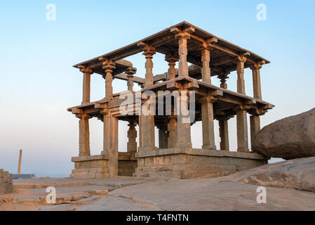 Pavillon am Hemakuta Hügel in Hampi, Indien Stockfoto