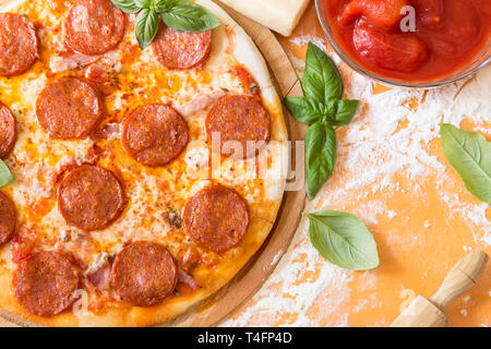 Pepperoni Pizza mit frischem Basilikum Stockfoto